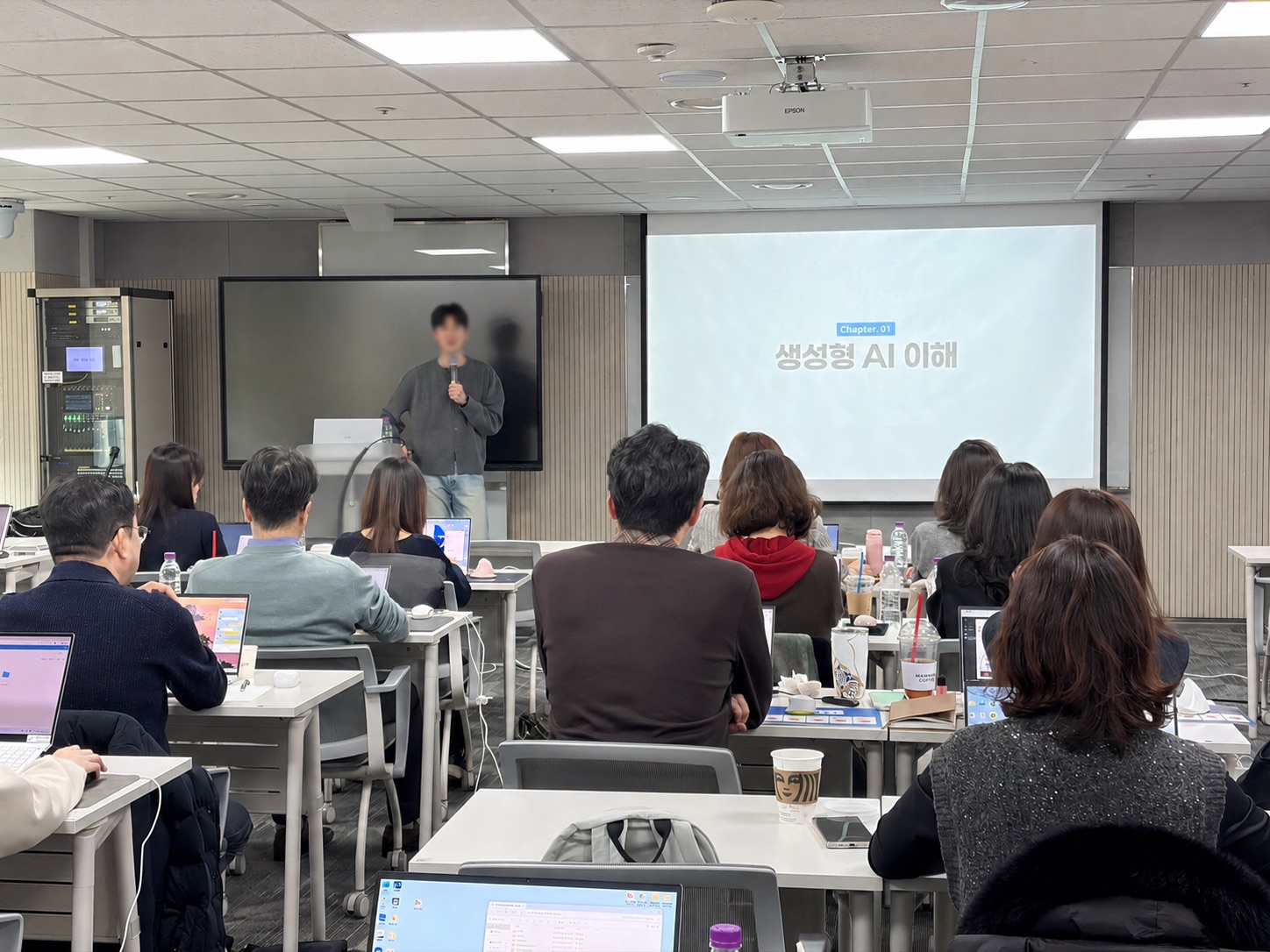 노트북 실습과 함께 진행되는 기업 강의 전경